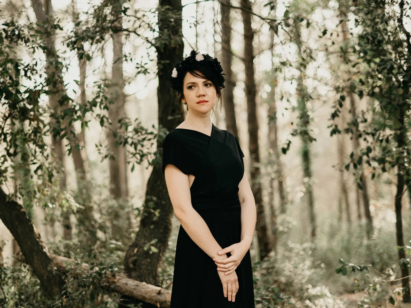 Diadema Elegante Blanco y Negro - Corona Artesanal