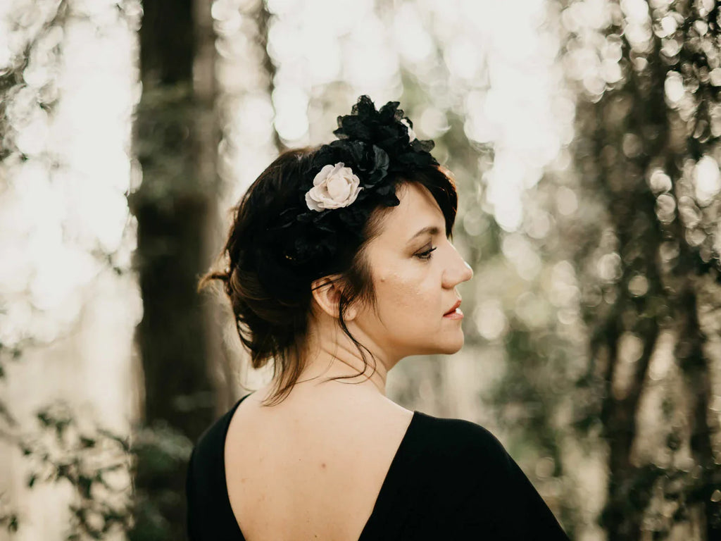 Diadema Elegante Blanco y Negro - Corona Artesanal