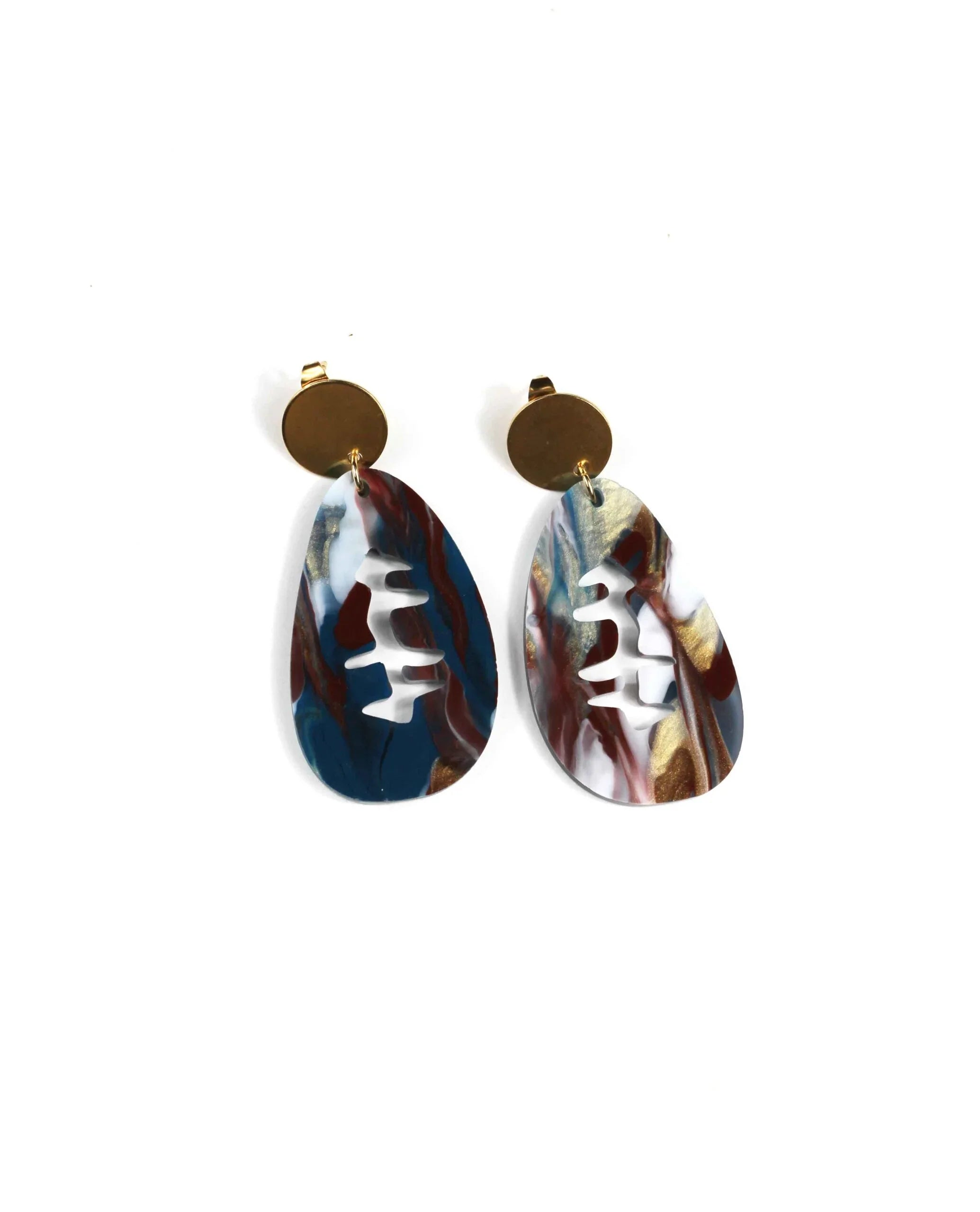 Añade un toque de magia y color a tu estilo con los pendientes mármol marrón, azul, blanco y dorado: aretes artesanales con esferas doradas y piezas acrílicas multicolor en forma de gota inspiradas en el amanecer.